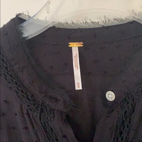 Lace detail button from blouse - Picture 3 of 7